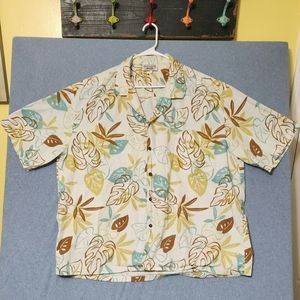 Pacific Legend white floral print short sleeved button down shirt. Size 3XL